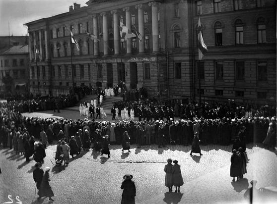 Keisarillisen Aleksanterin yliopiston promootio. (1923, Helsingin kaupunginmuseo)

Alkuperäinen mustavalkoinen valokuva, jonka on ottanut Ivan Timiriasew.