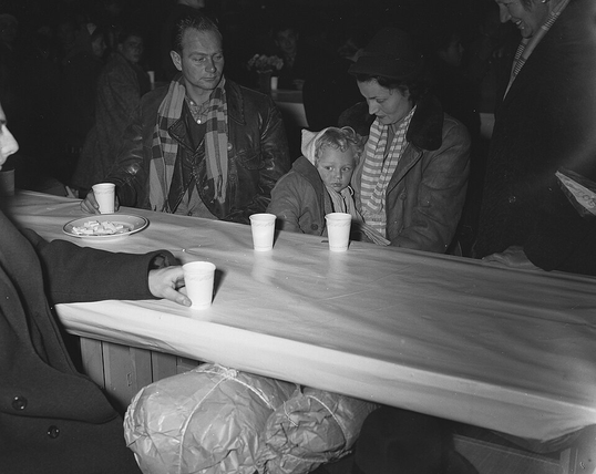Wim van Rossem, »Ankunft der dritten Gruppe ungarischer Flüchtlinge«,  25.11.1956, Nationaal Archief (Niederlanden), Wikimedia.