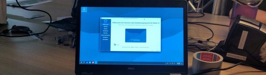 ein Laptop, auf dem der Debian-13-Installer offen ist