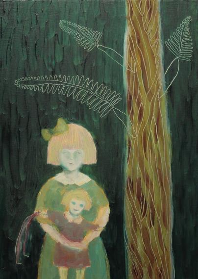 Maalauksessa on pieni tyttö suuren puun vieressä nukke sylissä. Teoksessa on vahvat metsän värit.
