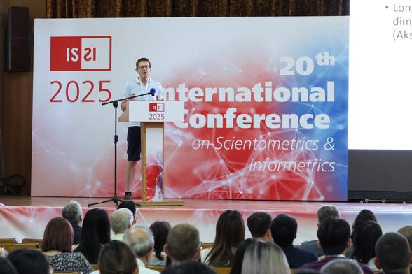 At ISSI 2025, Mike Thelwall made waves: LLMs like ChatGPT now outperform citations in predicting expert evaluations of scientific papers. Instead of counting who cited whom, AI reads your abstract — and scores it. Often more accurately. But beware: black-box models, unstable outputs, and no real link to actual research impact. Still, an LLM-based alternative to JIF? That’s a game-changer.