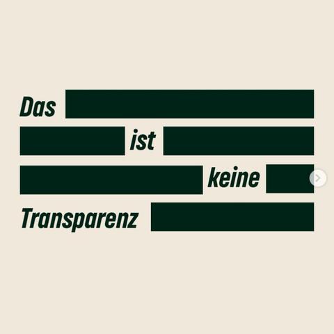 Auf beigefarbenem Hintergrund steht in grüner Schrift der Satz: „Das ist keine Transparenz“, wobei zentrale Textpassagen durch schwarze Balken unkenntlich gemacht sind. Die Grafik imitiert einen geschwärzten Regierungsbericht – Symbol für staatlich inszenierte Intransparenz.

Image Description (english):
On a beige background, the phrase “This is not transparency” is shown in green letters, with most key phrases blacked out. The image mimics a redacted government document — a symbol of state-sponsored opacity.🖖