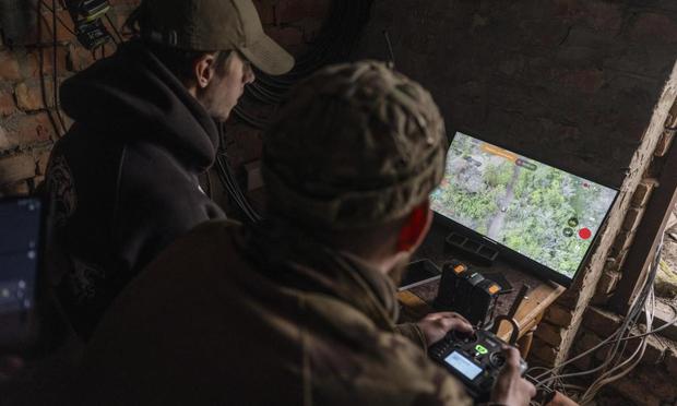 Soldados ucranianos utilizan drones para vigilar el frente, en una imagen de archivo. (EFE)
