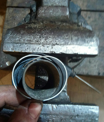 Boucle avec le câble autour du cylindre se trouvant à l'intérieur du sélecteur de vitesse