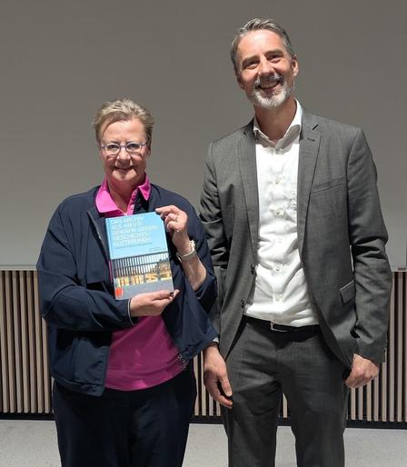 Links: Bettina Schmidt-Czaia hält die Festschrift in der Hand, rechts daneben steht Ulrich Fischer