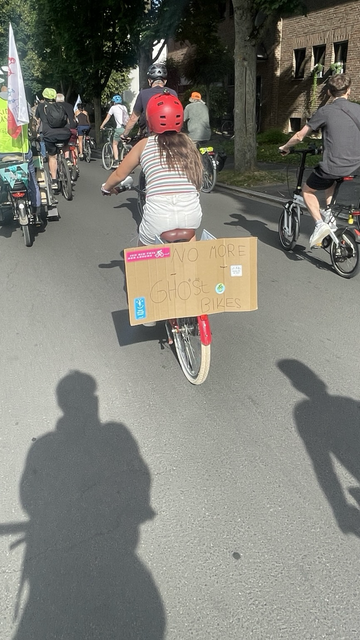 Kind  auf Fahrrad #No More Ghostbike