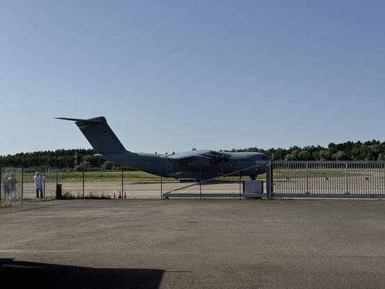 Ein Airbus A400M rollt von links nach rechts durchs Bild.