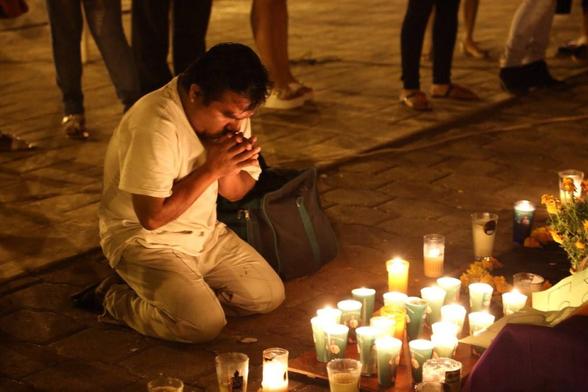Persona incada por los desaparecidos de Ayotzinapa