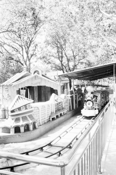 Lucky Lucky SHD 400 (FF)

English alt text:
A charming amusement park train ride styled like a vintage steam locomotive. The train is stationed under a covered platform in a wooded area, surrounded by whimsical, fairy-tale-inspired buildings and decor. Lush green trees add shade and a cozy atmosphere.

中文替代文本（Chinese alt text）：
一辆复古蒸汽机车风格的游乐园小火车停在林间的站台上。周围是童话风格的建筑和装饰，绿树成荫，营造出温馨迷人的氛围。