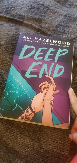 a book, the deep end by ali hazelwood