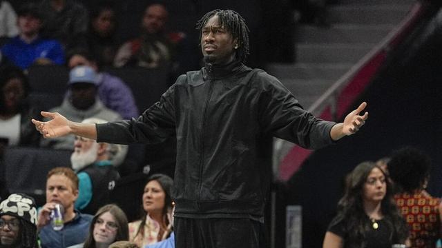 Hornets' Mark Williams Reacts to Phoenix Suns Trade With Single Emoji