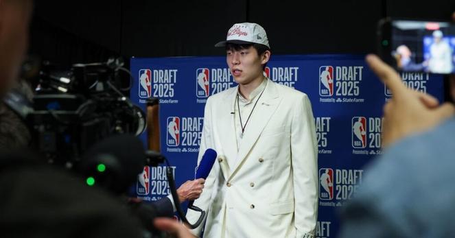 Portland Trail Blazers Select Center Yang Hansen with the 16th Pick