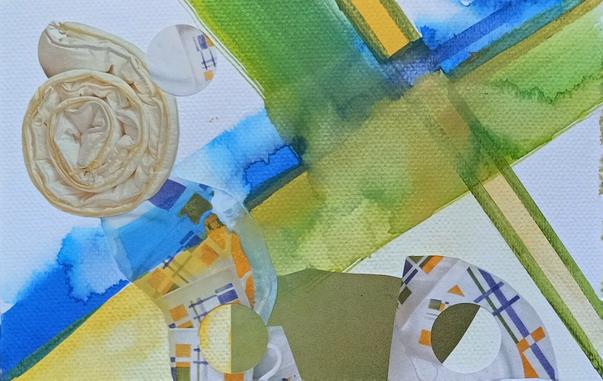 La imagen muestra una obra de arte abstracta compuesta por pintura y elementos de collage sobre papel de acuarela blanco. Predominan los colores azul, verde y amarillo.
En la parte superior derecha, hay una sección con amplias pinceladas de acuarela en tonos de verde y amarillo que se cruzan con una línea azul en diagonal, formando una especie de 'X' o cruz, con líneas más oscuras y saturadas delineando los bordes. 
Se han incorporado elementos de collage. En el lado izquierdo, hay una forma textil circular o espiral de color beige claro con textura que sugiere pliegues. Cerca del centro, se ven piezas de papel recortado con patrones de cuadros en tonos de azul, blanco y amarillo.