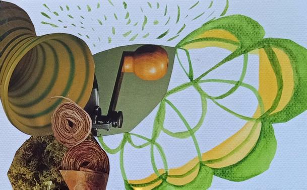 La imagen muestra una composición abstracta que combina elementos de collage y dibujo/pintura sobre papel de acuarela blanco.
En el lado izquierdo, hay elementos de collage: un objeto tubular o cónico de color verde y ocre, con un patrón de espiral del que sale otro espiral. Debajo, una forma amorfa y texturizada, como una roca o musgo, en tonos verde oscuro.
A la derecha del espiral sale el mango de un molinillo de café. Más hacia el lado derecho de la imagen, se extiende un dibujo o pintura en tonos verdes y amarillos. Predominan líneas curvas y orgánicas que forman figuras entrelazadas que recuerdan a hojas.