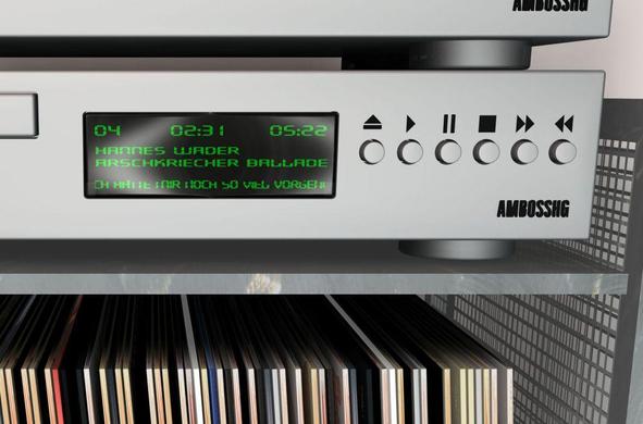 Rendering eines CD-Players der in einem Regal steht, im Fach darunter stehen senkrecht LPs von denen nur die oberen Ecken zu sehen sind. Im Display des Players wird der gerade abgespielte Titel angezeigt - die Arschkriecherballade von Hannes Wader, Titel 4 des Albums Ich hatte mir noch so viel vorgenommen.

Rendering of a CD player standing on a shelf, with LPs standing vertically in the compartment below, only the top corners of which are visible. The player's display shows the track currently playing - the Sycophant Ballad by Hannes Wader, track 4 of the album I Had Planned So Much for Myself.