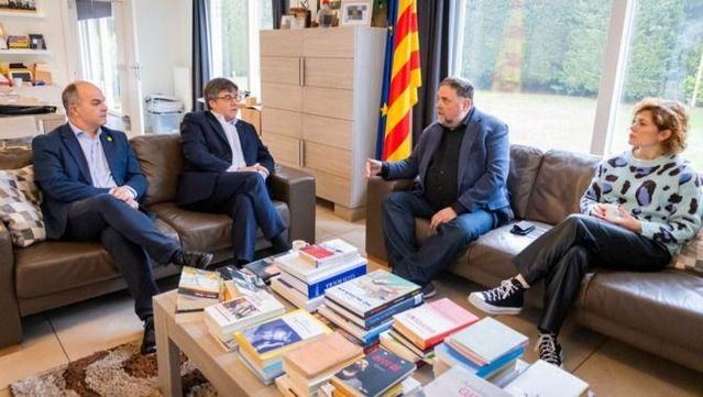 Les cúpules de Junts i ERC, amb Puigdemont i Junqueras, reunits a Waterloo (Europa Press)