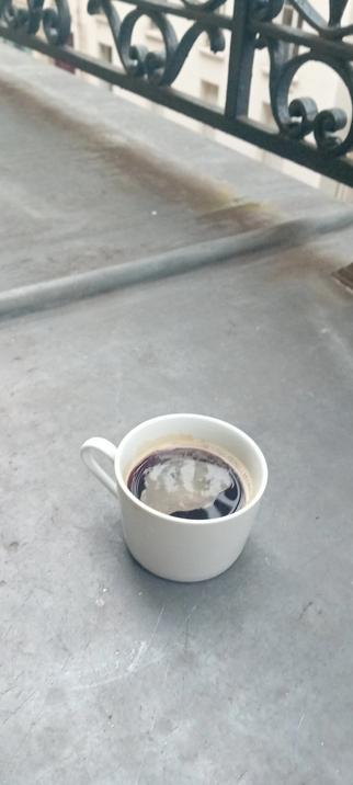 Un café sur un sol gris sur un espèce de balcon parisien