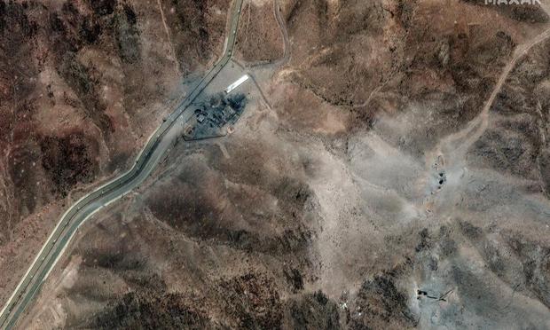Una imagen satelital muestra nuevos cráteres provocados por ataques aéreos en la planta de enriquecimiento de combustible de Fordow (Irán), el 25 de junio de 2025. (Maxar / Reuters)
