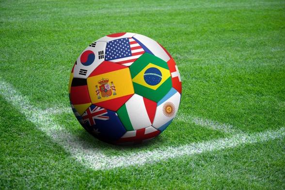 Balón de futbol en cancha