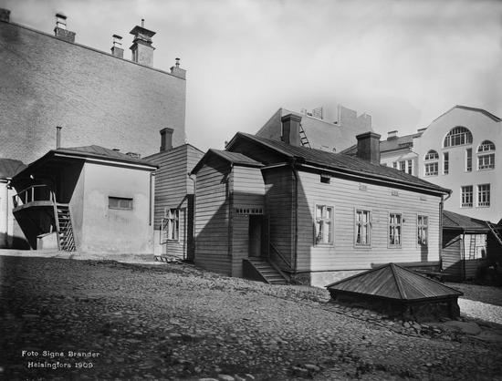 Ritarikatu 6, pihalla sijaitseva asuinrakennus. (1909, Helsingin kaupunginmuseo)

Alkuperäinen mustavalkoinen valokuva, jonka on ottanut Signe Brander.