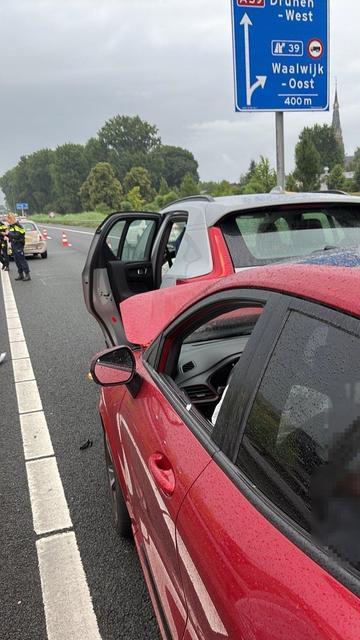 Betrokken voertuigen op de A59 bij Waalwijk-Oost