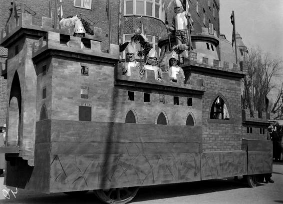 Lastenpäivät, juhlakulkue 11. (1924, Helsingin kaupunginmuseo)

Alkuperäinen mustavalkoinen valokuva, jonka on ottanut Ivan Timiriasew.