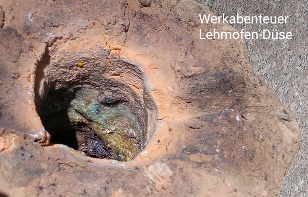 Das Bild zeigt die Krone des Ofens, die ich als Düse bezeichne. Die Sonne scheint rein, so dass man gut die dicke Glasur sehen kann und die roten Verzögerungen.