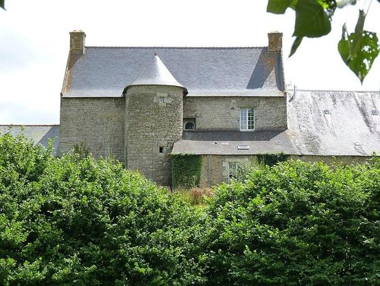 Manoir du Guermain à #LeFœil (#CôtesDArmor) Ce manoir du XVIe siècle conserve les gerbières aiguës et à crochets de la période ogivale. La porte à fronton triangulaire, pots à feu, colonnes cannelurées, chapite...
Suite 👉 https://monumentum.fr/monument-historique/pa00089153/le-foeil-manoir-du-guermain
#Patrimoine #MonumentHistorique
Photo CC-BY-SA 4.0 : Crepi22