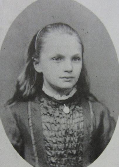 Portret van Jacqueline Elisabeth van der Waals als jong meisje. Jaren 1870-1880.
Bron: Wikimedia commons PD, link: https://commons.wikimedia.org/wiki/File:Jacqueline_Elisabeth_van_der_Waals.jpg