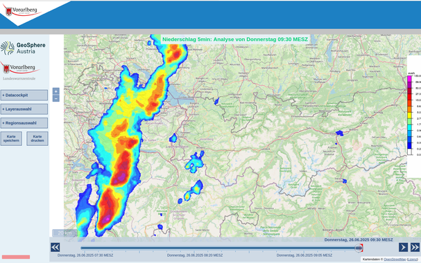 Screenshot des Regenradars der GeoSphere Austria, Standort Valluga in Vorarlberg.
Kartenausschnitt in etwa Zürich bis Kufstein, leicht schräg zur Vertikalen kommt eine Gewitterfront, Um 9:30 etwa in St. Gallen (Schweiz)/Friedrichshafen/Ravensburg. Die Rückseite der Front reicht bis Zürich/Winterthur.