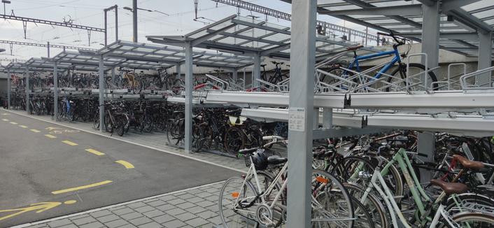 Un parking à vélo à l'extérieur, couvert, avec des possibilités de stockage sur deux étages. Il est plutôt bien rempli alors qu'on est proche des vacances, et on ne voit pas tout sur la photo