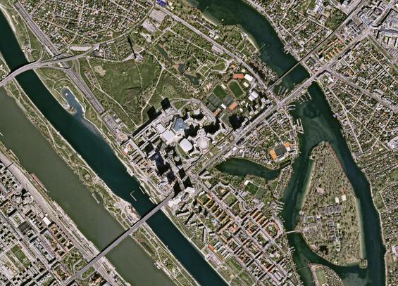 Vienna si trova nell'angolo nord-orientale dell'Austria e si trova a cavallo del famoso fiume Danubio, il secondo fiume più lungo d'Europa, che si vede scorrere nell'angolo in basso a destra dell'immagine. Un canale di controllo delle piene scorre a est del ramo principale del fiume, creando una stretta isola, lunga circa 21 km e larga fino a 230 m, utilizzata principalmente per scopi ricreativi.

Sulla destra, un ramo più piccolo del Danubio forma alcune isole che fanno parte del quartiere di Kaisermühlen, nel distretto di Donaustadt. Quest'area ospita il Centro Internazionale di Vienna, una delle quattro principali sedi delle Nazioni Unite nel mondo, i cui moderni edifici sono visibili al centro dell'immagine.

Accanto alla sede delle Nazioni Unite, il tetto poligonale dell'Austria Center Vienna è visibile in azzurro. Qui, dal 23 al 27 giugno, si tiene il Living Planet Symposium dell'ESA, una delle più grandi conferenze sull'osservazione della Terra.