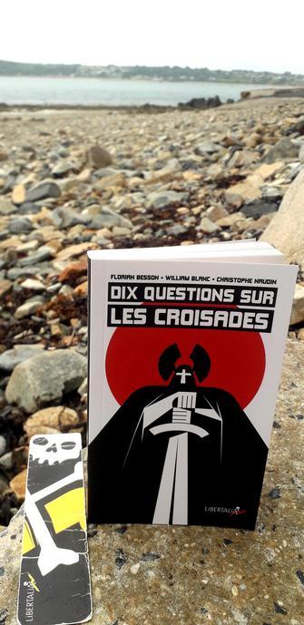 Couverture du livre de Florian Besson, William Blanc et Christophe Naudin, " Dix questions sur les croisades ". Éditions Libertalia. Couv' réalisée par Bruno Bartkowiak. 
Photo prise dans une crique en Bretagne Nord. Il commence à bruiner, étrange...