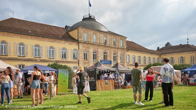 Gäste vor dem Schloss am Tag der offenen Tür der Universität Hohenheim