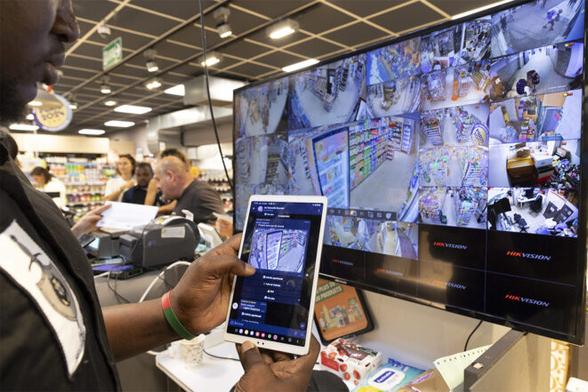 Le système de surveillance Veesion dans une supérette du centre-ville de Marseille, le 5 septembre 2024. © Photo Frederic Speich / La Provence via MaxPPP