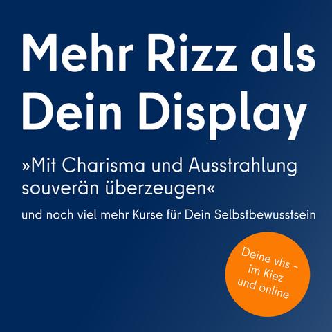 Text auf blauem Hintergrund: "Mehr Rizz als Dein Display". Darunter: "Mit Charisma und Ausstrahlung souverän überzeugen und noch viel mehr Kurse für Dein Selbstbewusstsein". Rechts unten ein orangefarbener Kreis mit dem Text "Deine vhs - im Kiez und online".