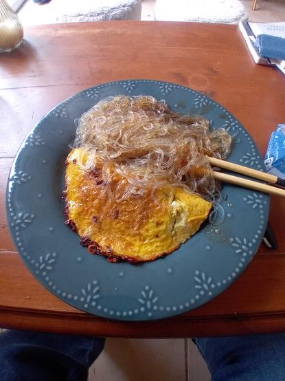 Omelette au piment oiseau et basilic accompagné de vermicelles de riz à la sauce pad thai