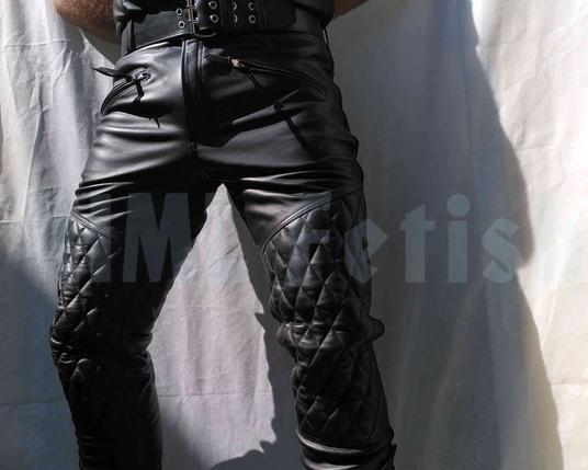 These quilted leather trousers in classic Langlitz style are the perfect addition to your outfit. Their fashionable low-rise cut with a rather low waistband looks just as good on a motorbike ride as it does at the BLUF dinner on Folsom Parade. Once you put them on, you’ll never want to take them off.