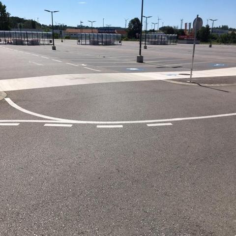 Foto von riesigem Supermarktparkplatz, keine  Bäume, Asphaltwüste. Foto: VCÖ