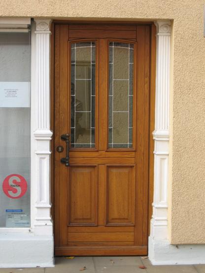 Kassettentür mit Glaseinsätzen.
