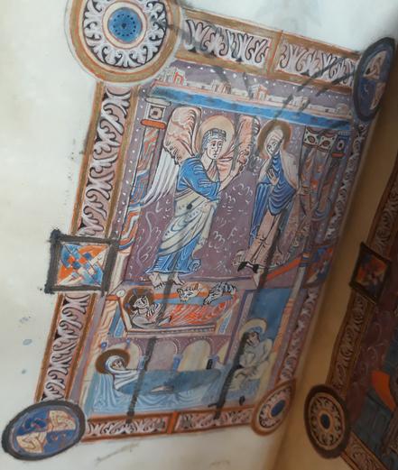 Evangelia quattuor, fin Xe, début XIe s.
Ms-592 réserve.
"Manifestation tardive du style franco-insulaire, mêlé d'apports romans".
Enluminure à pleine page sur deux registres dans un encadrement, dans des tons bleu et orange et rose : en haut l'Annonciation, en bas la Nativité. Le petit Jésus dans sa crèche semble avoir déjà 10 ans. Sa mère est également allongée, plus bas que lui.