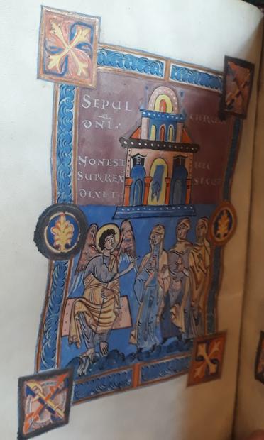 Même manuscrit, mêmes couleurs. En bas l'arrivée des saintes femmes au tombeau. En haut le saint Sépulcre sur fond pourpre ; sous le porche du tombeau, le linceul vide flotte dans les airs.