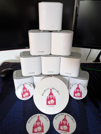 Eine Sammlung von Freifunk Routern in Vorbereitung auf das Elbhangfest