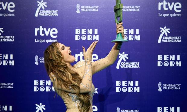 Melody alza el trofeo del Benidorm Fest (Manuel Queimadelos)