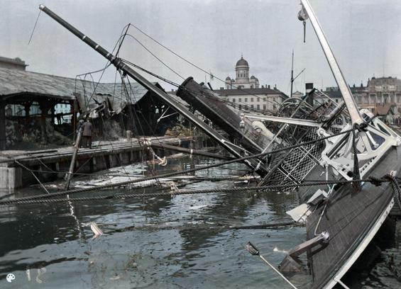 Eteläsatamassa tulipalossa vahingoittunut ss Bore II. (1915, Helsingin kaupunginmuseo)

Alkuperäisen valokuvan on ottanut Ivan Timiriasew. Tämä kuva on keinotekoisesti väritetty DeOldify-algoritmilla.