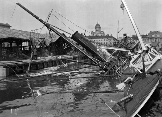 Eteläsatamassa tulipalossa vahingoittunut ss Bore II. (1915, Helsingin kaupunginmuseo)

Alkuperäinen mustavalkoinen valokuva, jonka on ottanut Ivan Timiriasew.