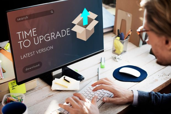 Schermo di un PC dove appare la scritta "Time to Upgrade"