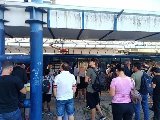 🚆 La #RomaLido va in tilt col caldo: aria condizionata rotta sui CAF, porte guaste sulle MA200, corse saltate e pendolari allo stremo. Cotral attiva bus sostitutivi GT, ma non bastano. A 3 anni dalla nuova gestione, il servizio resta fragile. E i nuovi treni? Ancora attesi.