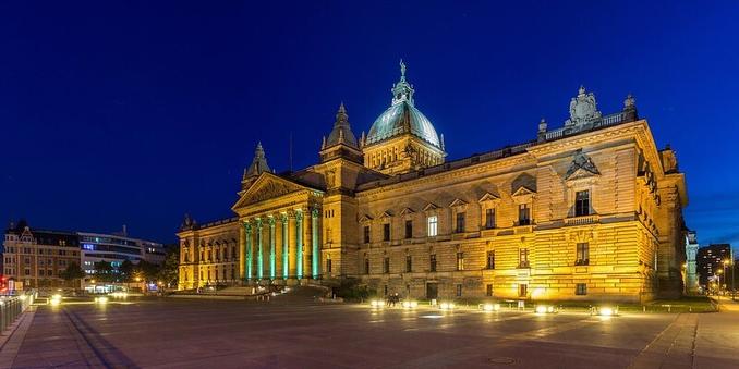 Das Bundesverwaltungsgericht Leipzig mit gelblicher bis hellblauer Beleuchtung bei Nacht. Foto: Ansgar Koreng auf flickr.