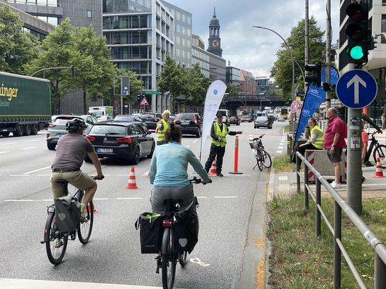 Radfahrer:innen auf Straße Foto: Kay Brockmann